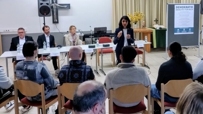Landtagspräsidentin Aras diskutiert in JVA Adelsheim