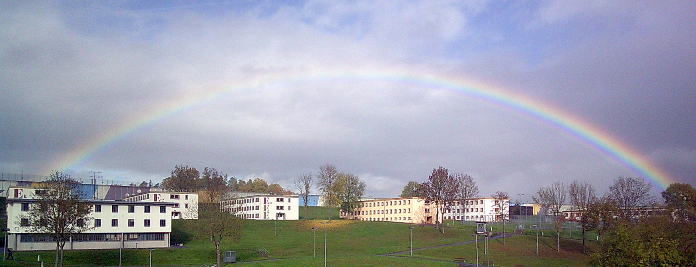 Regenbogen über einer Justizvollzugsanstalt 
