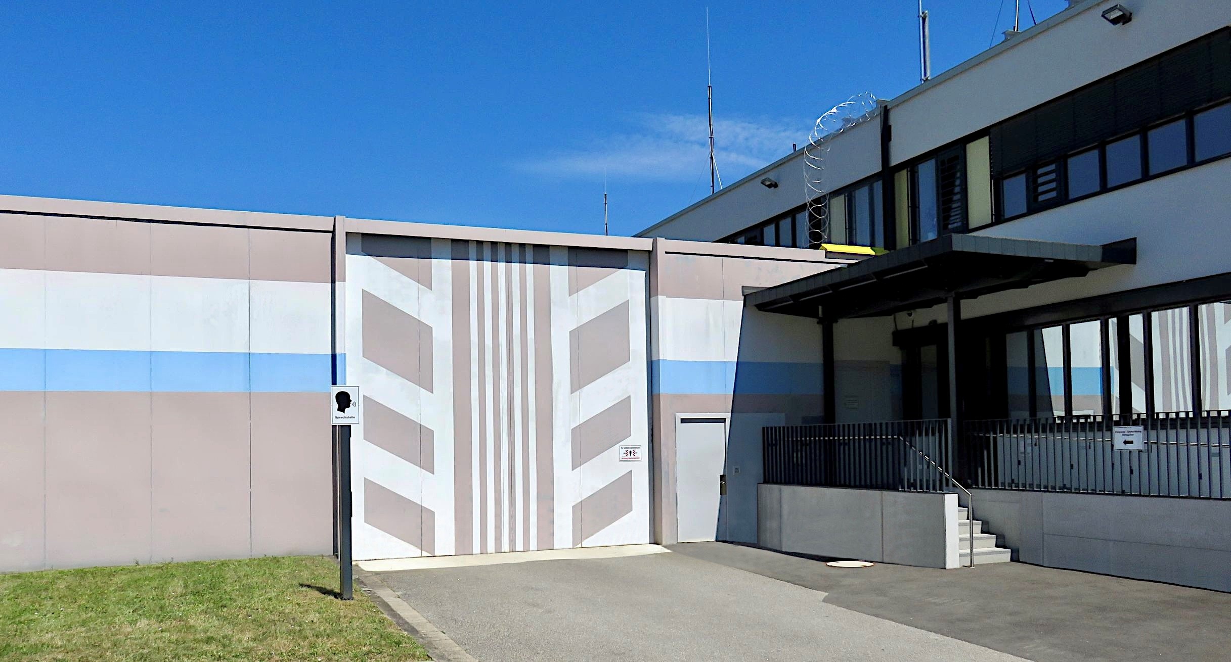 Eingang der JVA Adelsheim