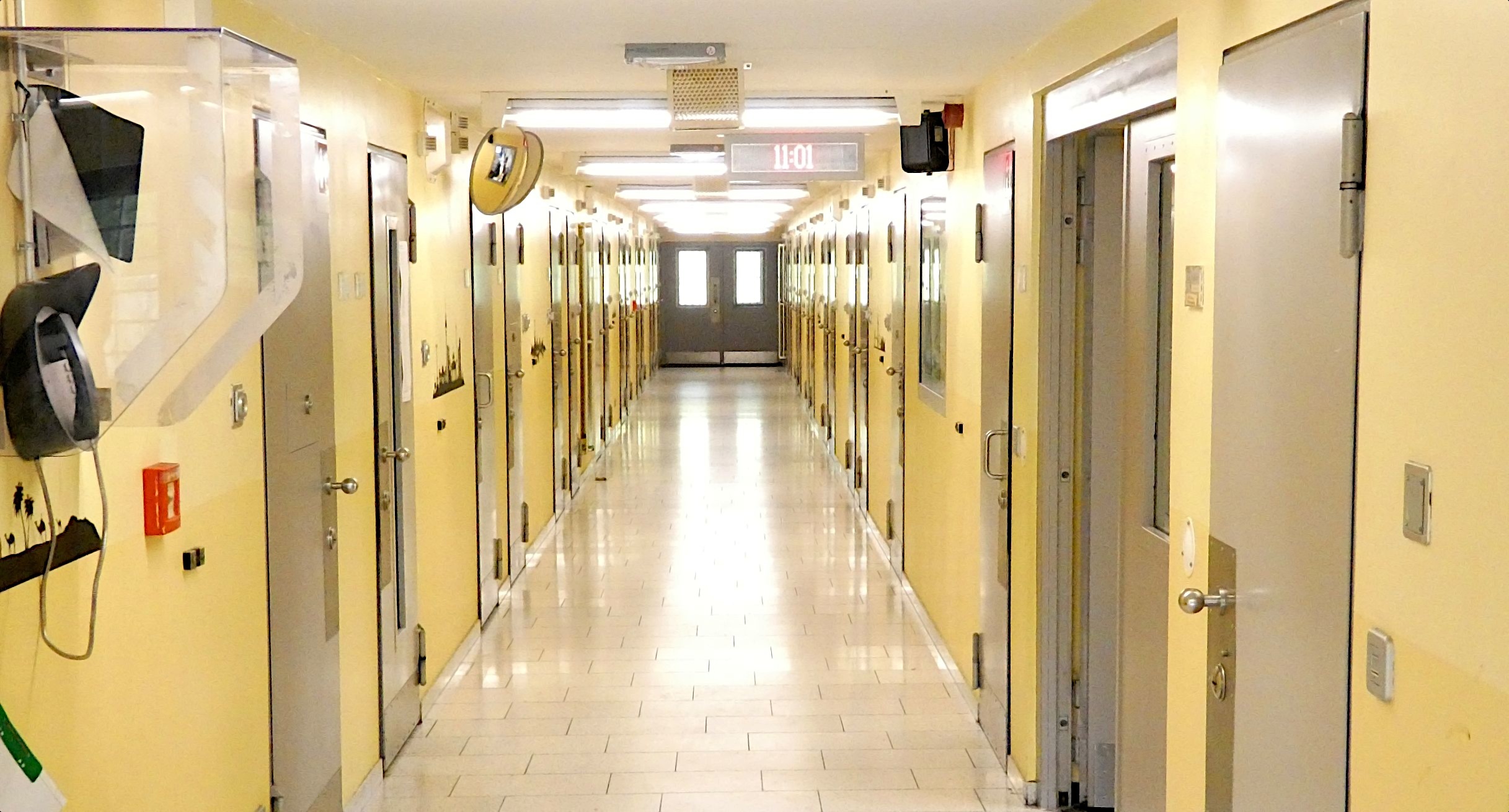 Gang mit Haftraumtüren innerhalb einer Justizvollzugsanstalt