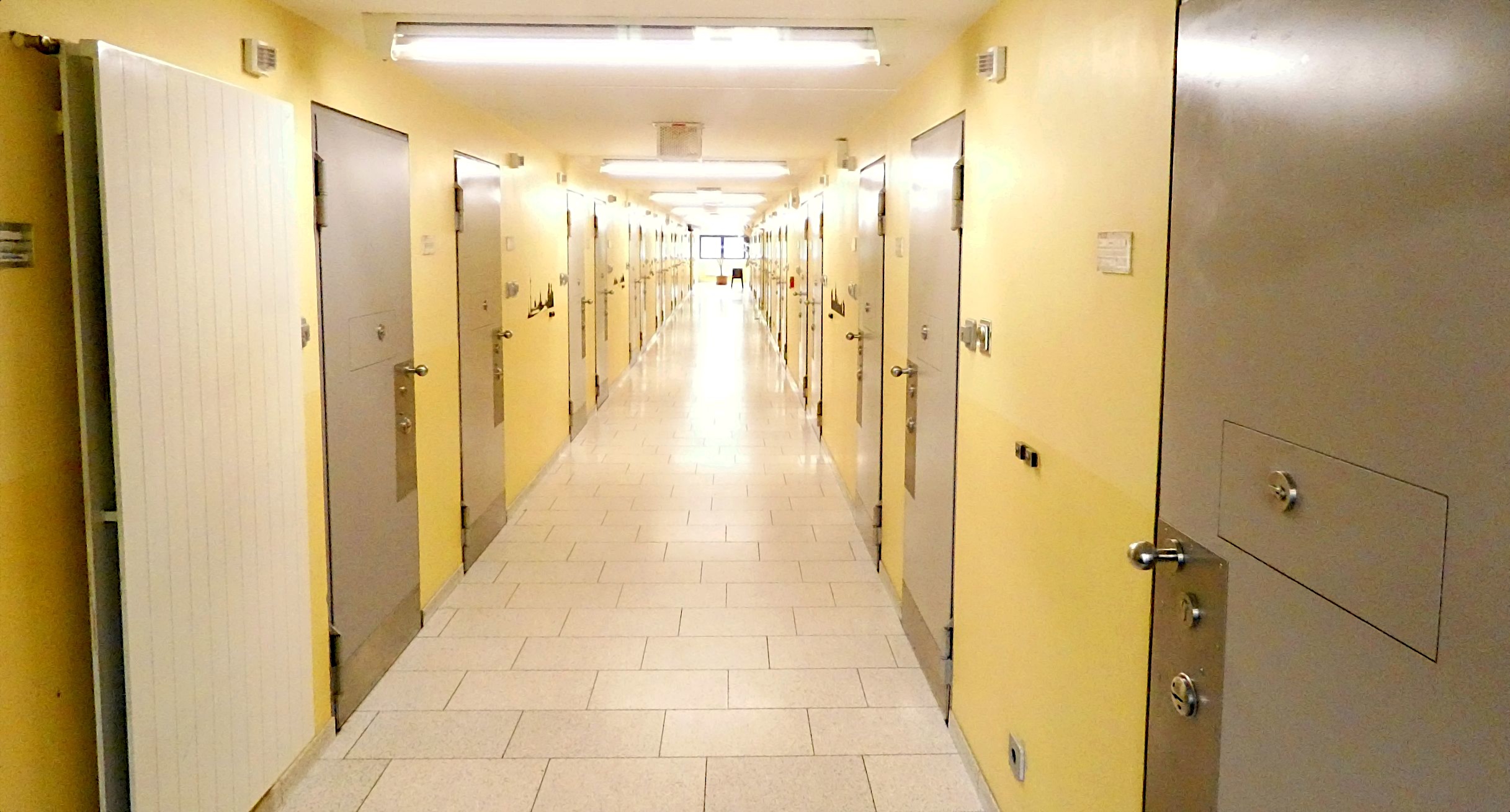 Gang mit Haftraumtüren innerhalb einer Justizvollzugsanstalt